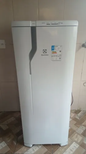 Refrigerador Electrolux Cycle Defrost 240 litros branco Re31