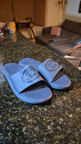 Chinelo slide Lacoste