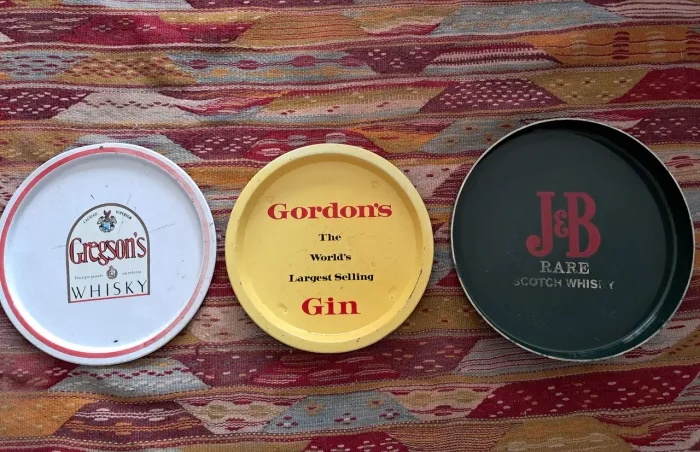 Três bandejas whisky antigas vintage (duas de metal, uma de acrilico)