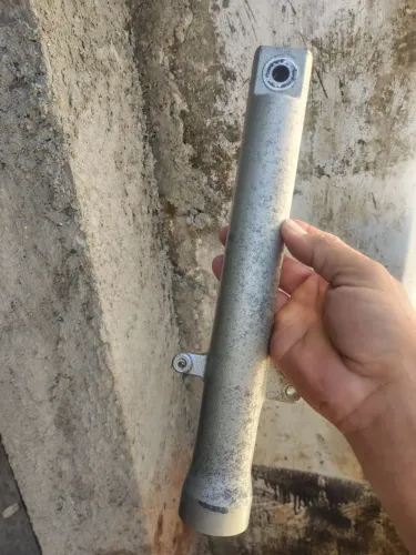 Canela Titan 150 KS lado direito