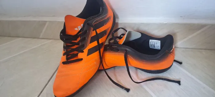 Chuteira Adidas n.36 em perfeitas condições