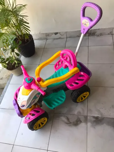 Triciclo infantil feminino