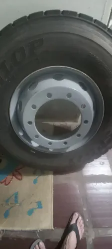 pneu montado 275 com roda sem câmera