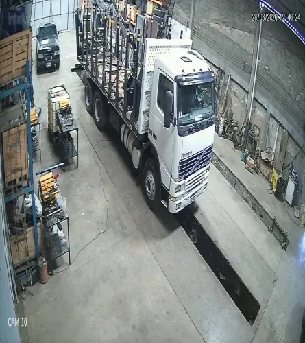 Volvo FH12 420 6x4 venda no chassi  - caminhão carroceria transtoras 