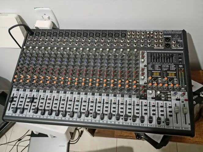 Mesa de Som (MIX DE ÁUDIO) Beringher SX2442FX