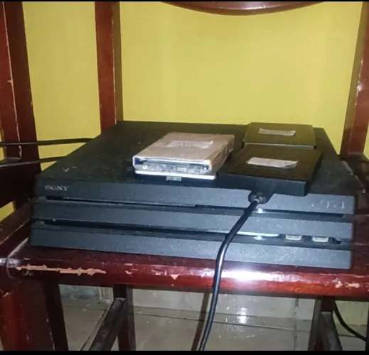 Playstation 4 PRO (Usado) versão de sistema 9.00 hen goldhen