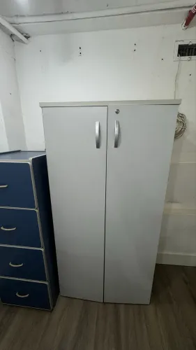 Armário para escritório com 2 portas e 3 prateleiras