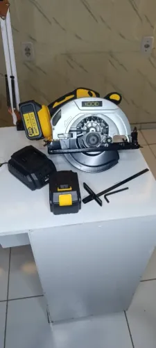 Serra Circular a bateria Com Duas Baterias 4Ah e Carregador,