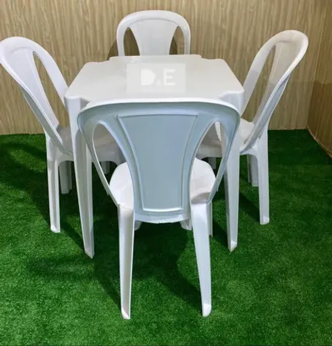 Conjunto de mesa + 04 Cadeiras Plásticas Capacidade 182kg