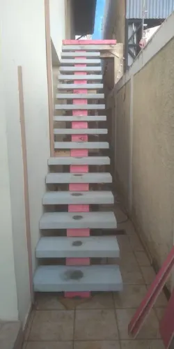 Escadas retas na viga central. $250,00 whats 19.99403.0512 