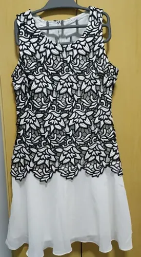 Vestido branco com bordado preto