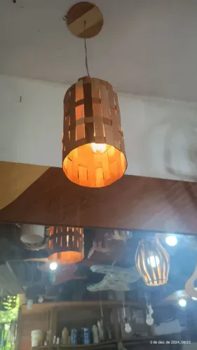 Luminária de madeira estilo rústico