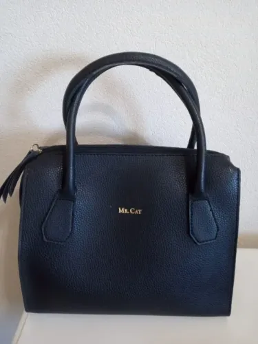 Bolsa de mão ou de ombro marca MrCat preta fechamento com zíper e ótimo espaço interno