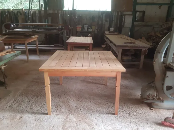 Mesa de madeira de demolição