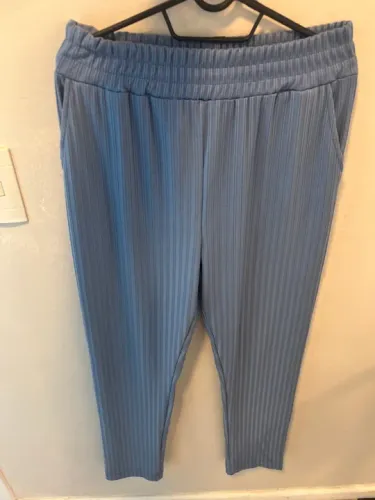 Calça azul de tecido leve e confortável