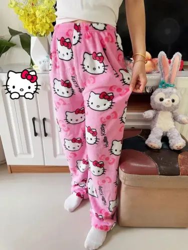 Perfeição de calça Hello Kitty em pelúcia e algodão fica perfeito em qualquer corpo
