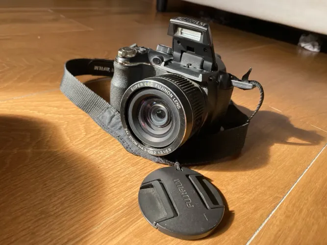 Câmera Digital Fujifilm com Lente Fujinon 24x Zoom