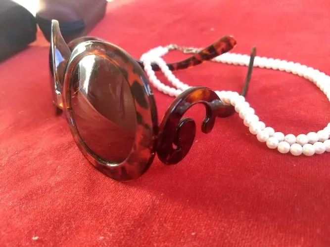 Óculos de Sol - elegância e estilo - marca italiana. Grife.