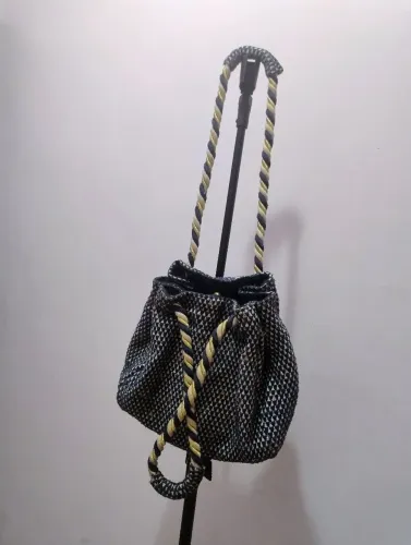BOLSA  TRANÇADA ESTILOSA!