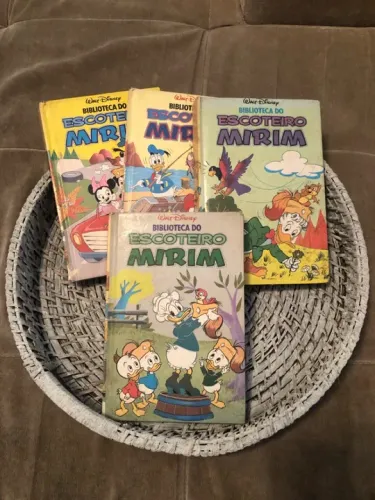 Antigo Livros infantis do Escoteiro Mirim - Walt Disney capa dura.