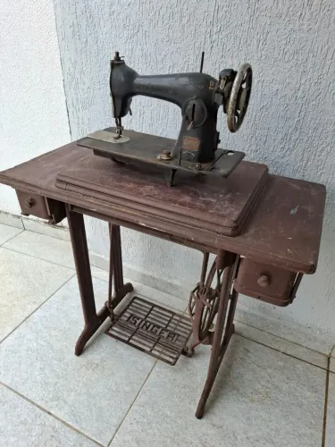 Máquina de costura antiga completa