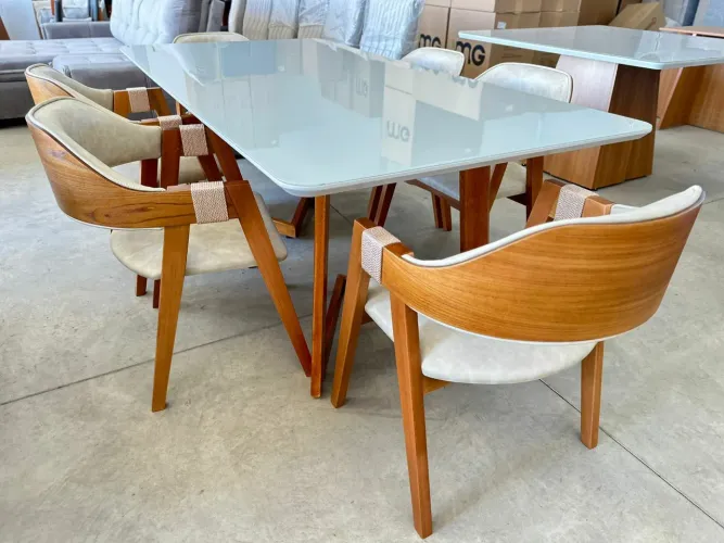 Mesa de Jantar com Tampo de Vidro e Cadeiras de Madeira
