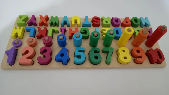 Brinquedo didático Alfabeto e Números de madeira