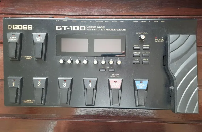 Pedaleira Boss GT-100 com fonte de alimentação bivolt 110-220V