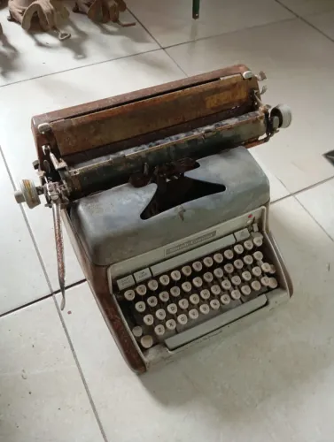 Máquina de escrever antiga