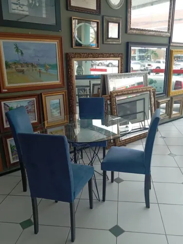 Mesa de jantar em vidro com 4 cadeiras