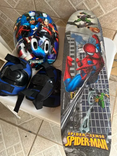 Skate spider man NOVO com capacete e joelheiras