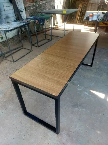 Mesa de madeira com estrutura de metal