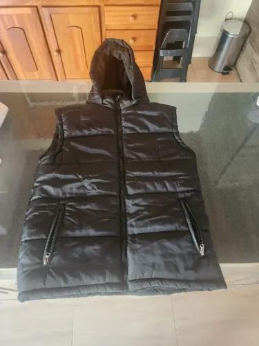 Colete Puffer Hering com touca removível peluciado