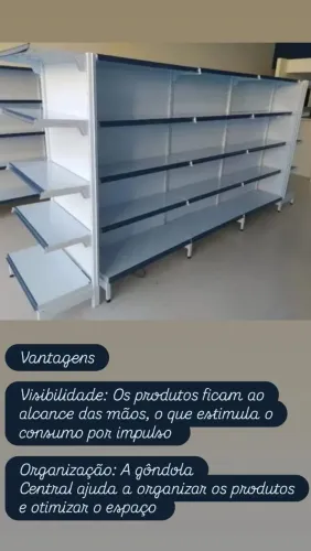 Gôndola central para exposição de produtos.
