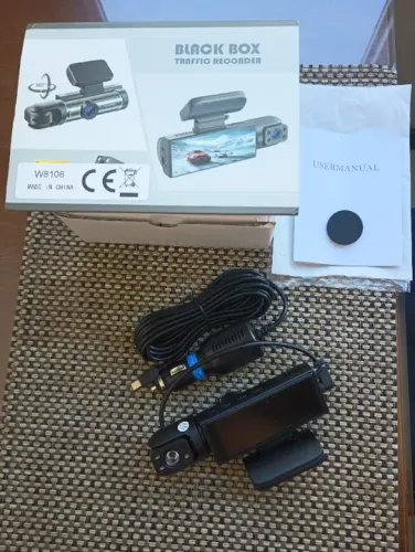 Câmera dupla dashcam black Box W8108 para motoristas de aplicativo.
