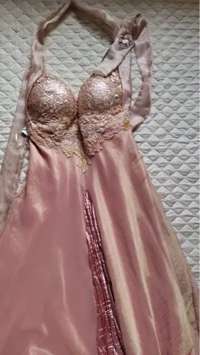 Vestido de festa rosa com detalhes em brilho