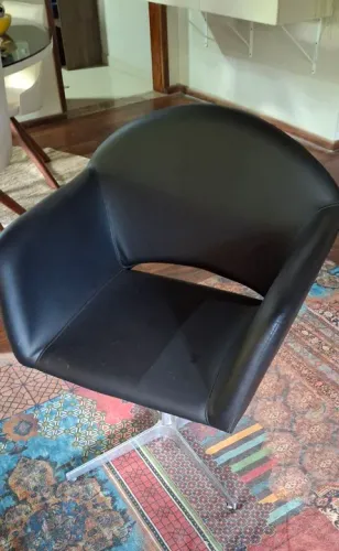 2 Poltronas Giratórias em Couro, pés de inox