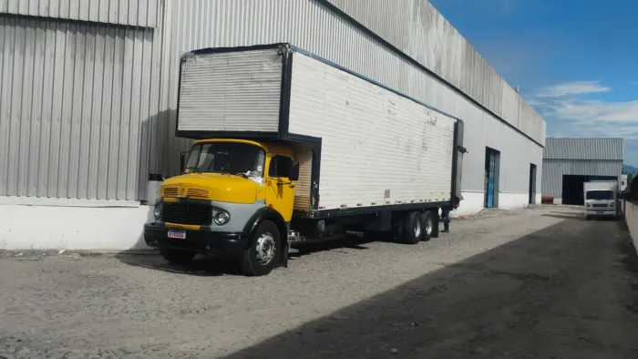 Caminhão LA 1113 baú 11 metros pronto para trabalhar.