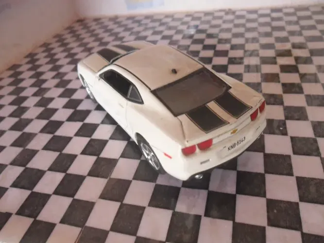 Miniatura Camaro com avarias, faltam retrovisores e antena