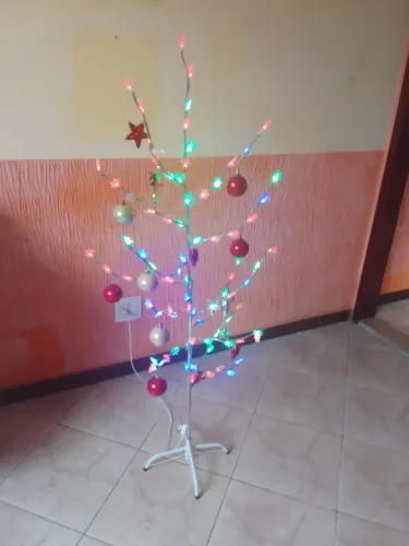 Árvore de Natal de led com decoração, 1,52 m. Tds funcionando. 