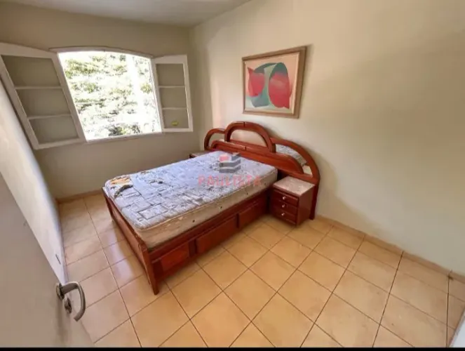Cama de Madeira Clássica com Cabeceira com mármore travertino e espelhos 