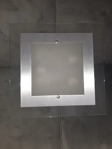 Luminária de teto quadrada em vidro e metal