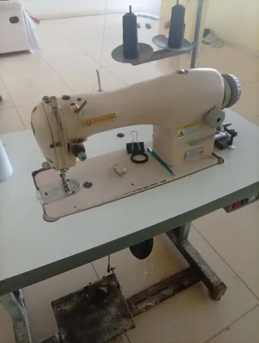 Máquina de costura reta industrial