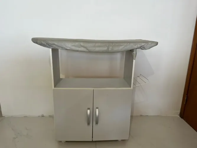 Tábua de passar roupas de mesa com organizador de duas portas