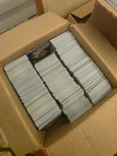 1000 cartas de Pokémon originais (900 comuns e 100 brilhantes (foil/reverse) + brinde 