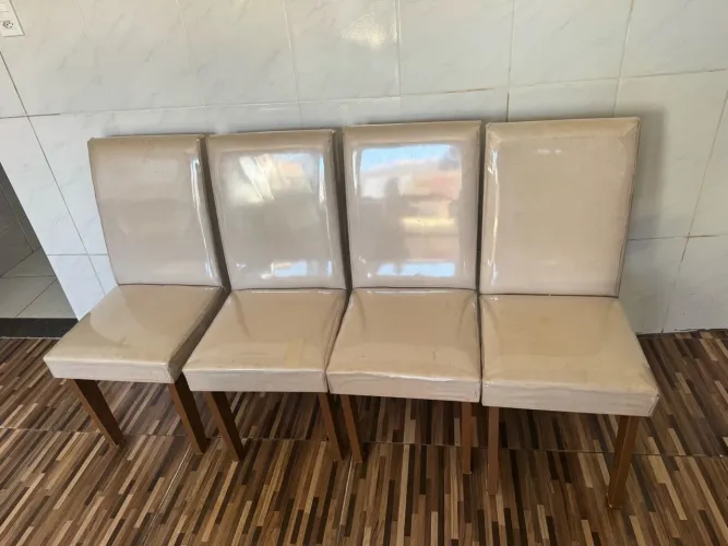 Vendo 4 cadeiras de jantar