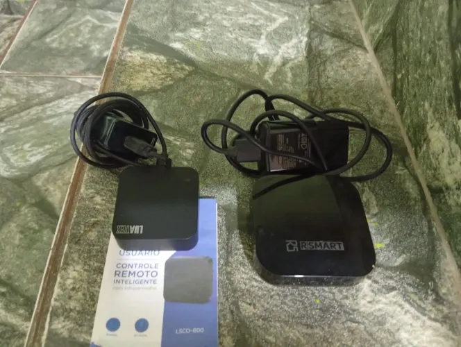Vendo 02 controles remoto inteligente, funcionando perfeitamente