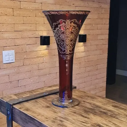 Vaso de vidro grande vermelho, ornamentado com detalhes dourado - 46 A x 23 L cm. A peça