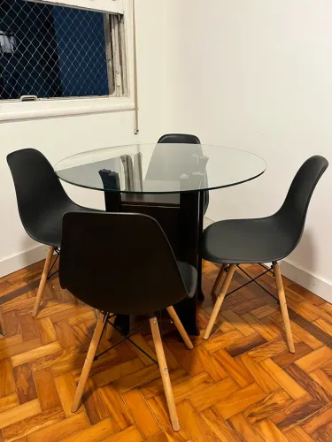 Mesa tampo de vidro + 4 cadeiras eames