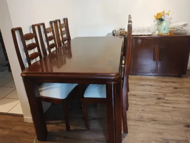 Lindo kit mesa de jantar em madeira mogno com 6 cadeiras e buffet